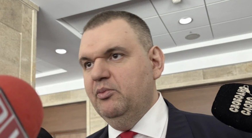 Пеевски, свиквай! Никой не се интересува от частния ти живот, но пък цяла България се интересува кога ще приключим с наглостта ти!