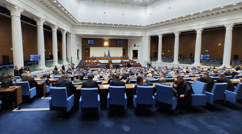 Бюджет 2026 влиза в парламента: Дефицит 5,7%, нов дълг и по-скъпи винетки