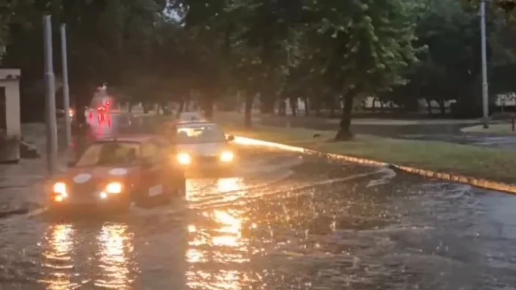 Потоп в Пловдив: над 40 сигнала за паднали дървета и наводнени сгради