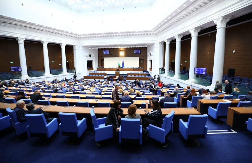 Парламентът се събира извънредно: часовникът тиктака за парите по Плана за възстановяване