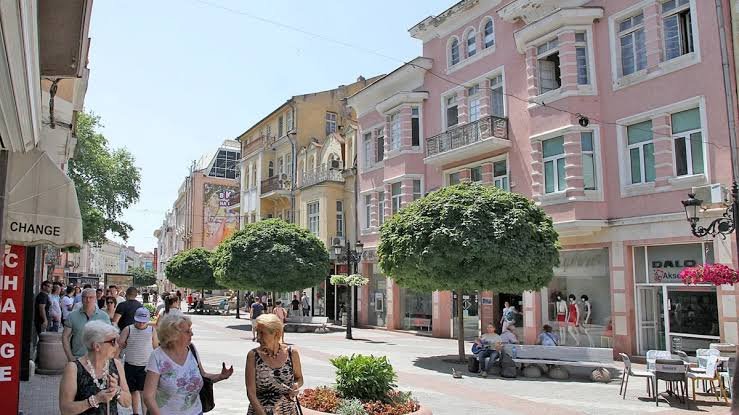 Жега до 37° в страната: Пловдив влиза в жълт код, пикът е между 13 и 19 ч.