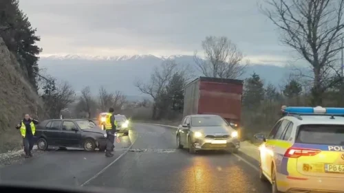Катастрофа блокира частично пътя Пловдив&ndash;Карлово: Един пострадал, движението е в една лента