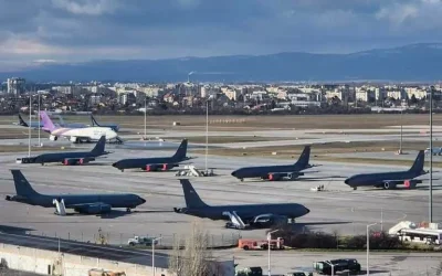 Американски военни самолети и оборудване на летището в София