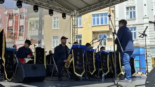 Главната в Пловдив се пръсна по шевовете: Музиканти, артисти и хиляди балони превзеха центъра