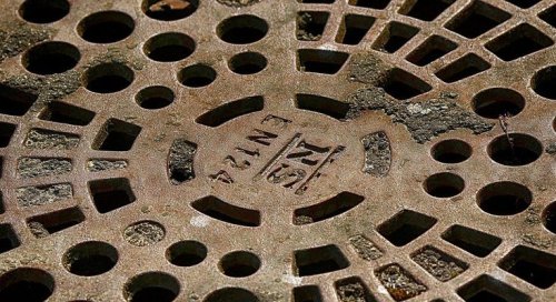 Шахта без капак прати пловдивчанка в болница със счупена ръка, общината - със сериозна санкция