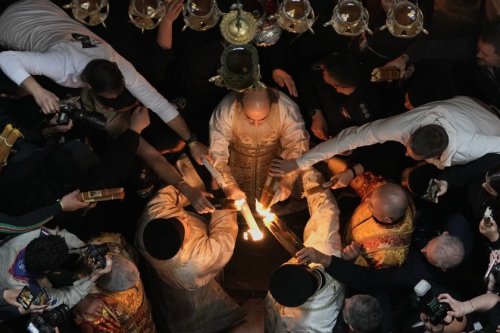 Благодатният огън от Йерусалим пристигна в България