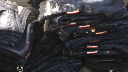 Полицията удари търговията с ментета в Пловдив: Над 130 фалшиви &bdquo;маркови&ldquo; дрехи иззети