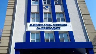 НАП затяга контрола в Пловдив: Касов бон и за мартеници, знамена и балони на Главната