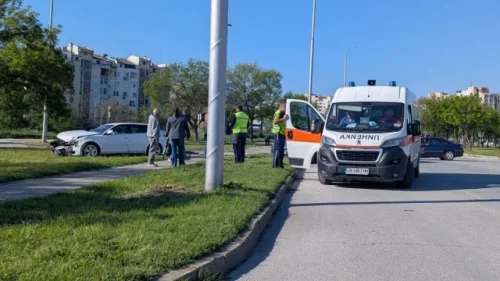 Кола се заби в дърво и се преобърна в &bdquo;Южен&ldquo; в Пловдив &ndash; движението е затруднено
