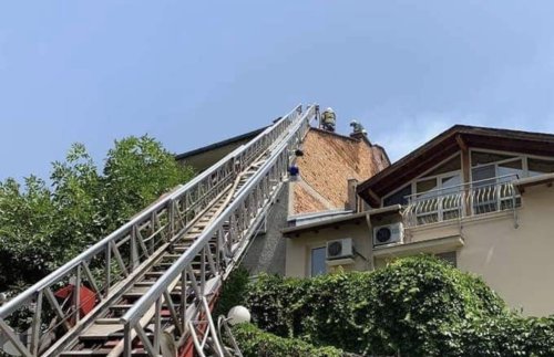 Пожар на строеж в Пловдив: Покрив пламна по време на изолация, гъст дим покри Коматево