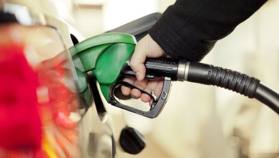 Правителството готви 3 мерки срещу скъпите горива: Компенсации, таван на цените или по-нисък ДДС