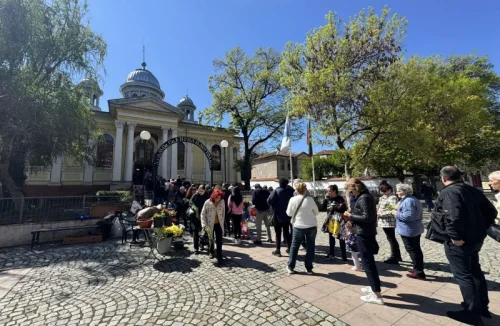Пловдивчани изпълниха храмовете на Цветница: Вярващи взеха осветени върбови клонки