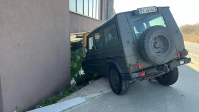 Военен джип се заби в култовия ресторант &bdquo;Бялата река&ldquo; край Пловдив