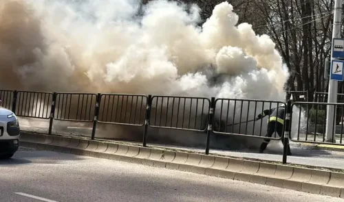 Автобус на градския транспорт избухна в пламъци до Пловдивския университет