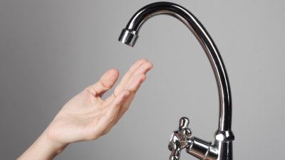 Водопровод се спука край Пловдивския университет: Режат чисто новия асфалт, десетки остават без вода