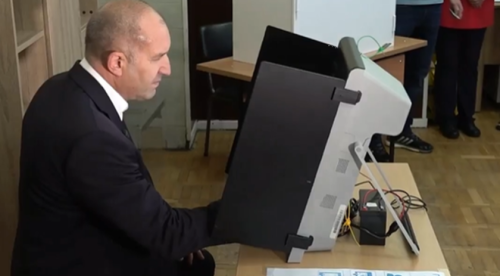 Румен Радев гласува в София и призова за по-висока избирателна активност