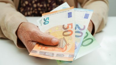 Пенсиите тръгват на 9 март, но пощите спират работа: какво трябва да знаят пенсионерите