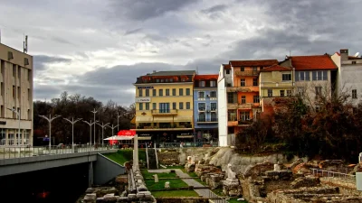 Облачно време и слаби валежи в Пловдив днес