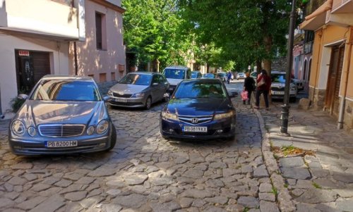 Старият град на Пловдив пак стана паркинг: Коли превзеха калдъръма и тротоарите