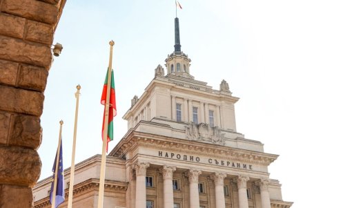 Парламентът даде зелена светлина: Връщат антикорупционната комисия, за да отпушат 215 млн. евро