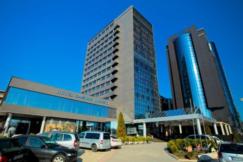 Затвориха локалното платно пред хотел &bdquo;Марица&ldquo; в Пловдив: забрана за коли и пешеходци заради риск