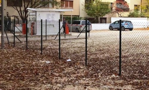 Общински паркинг в центъра на Пловдив се пълни с изоставени коли: Местата изчезват