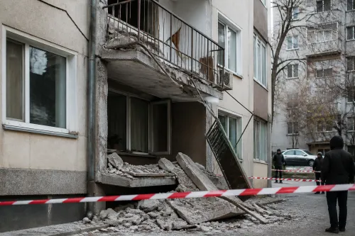Тераса на блок 150 в Пловдив падна без пострадали