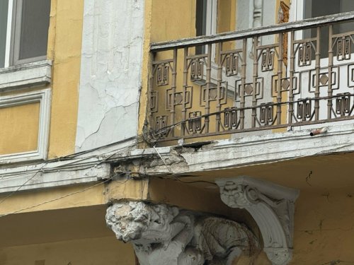 Падащи стрехи над &bdquo;Христо Ботев&ldquo;: Рушащи се блокове в Пловдив оставят минувачите на късмет