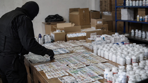 Икономическа полиция в Пловдив иззе 7300 фалшиви марки и 1300 препарата