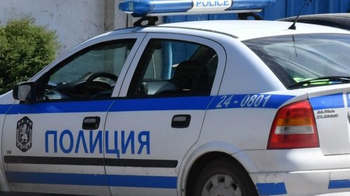 Мерцедес помете две коли в Пловдив, шофьорът се заключи у дома: Полицията чака 90 минути