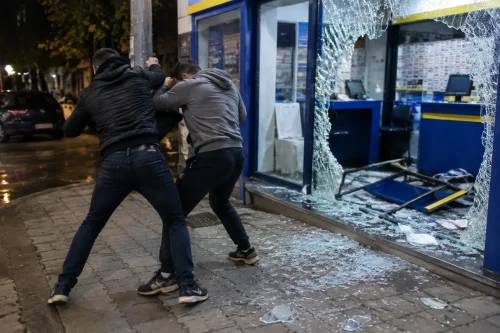 Братовчеди се сбиха в Първомай и потрошиха витрина на тото пункт