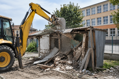 В „Столипиново“ събориха незаконна постройка до СУ „Найден Геров“