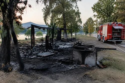 Пожарната в Пловдив: Съмнения за умишлен палеж край „Отдих“
