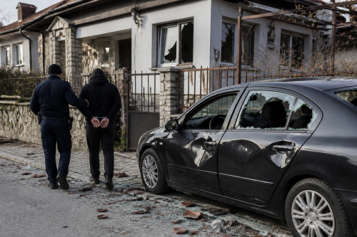 Мъж от Варна е задържан за погром на къща и кола във Виево