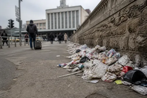 Липсата на кошчета превърна зоната до Централна гара в сметище
