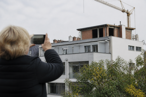 Съседи сигнализират РДНСК за надстрояване на сградата на Здравко Димитров