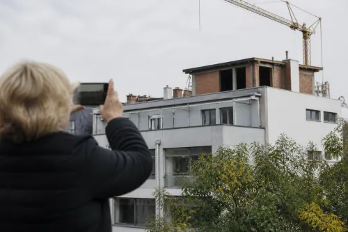 Съседи сигнализират РДНСК за надстрояване на сградата на Здравко Димитров