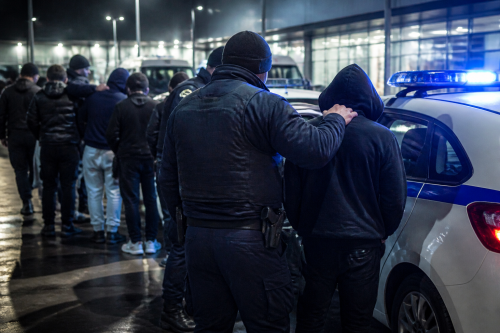 Полицията в Пловдив отведе 13 тийнейджъри след бой пред мол