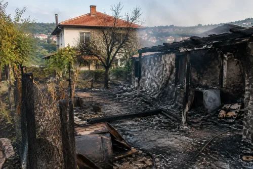 Жители на Марково обвиняват Жан Виденов за пожар след огън в двор