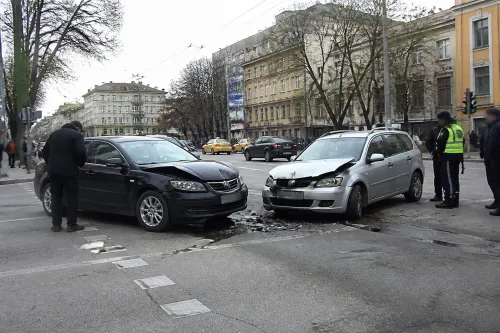 Катастрофа с две коли блокира кръстовището „Васил Априлов“ – „Шести септември“