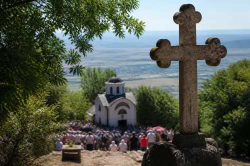 Кръстовден на 14 септември събира вярващи в Кръстова гора
