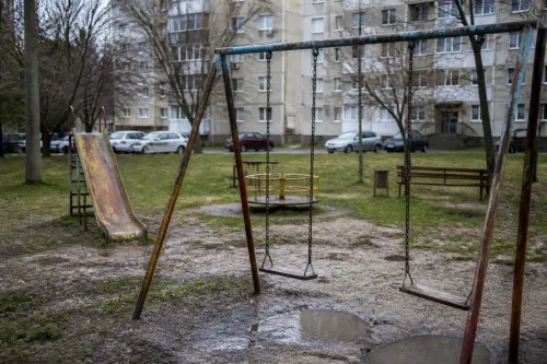 Жители на „Тракия“ искат ремонт на детска площадка зад блок 62