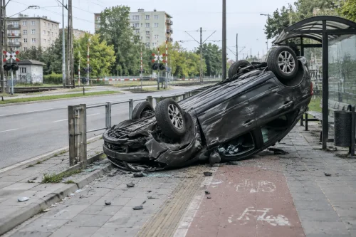 Кола излетя край жп прелеза в Пловдив и падна до спирка