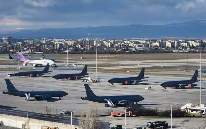 Американски военни самолети и оборудване на летището в София