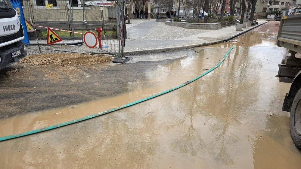 Улица в Пловдив под вода: Втори ден търсят скрит пробив под чисто новия асфалт