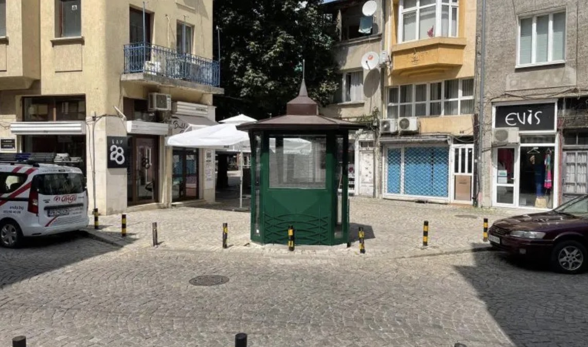 КПП-то в Капана падна, контейнерът остана: Кой и защо го сложи на &bdquo;Железарска&ldquo;