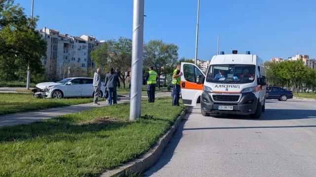 Кола се заби в дърво и се преобърна в &bdquo;Южен&ldquo; в Пловдив &ndash; движението е затруднено