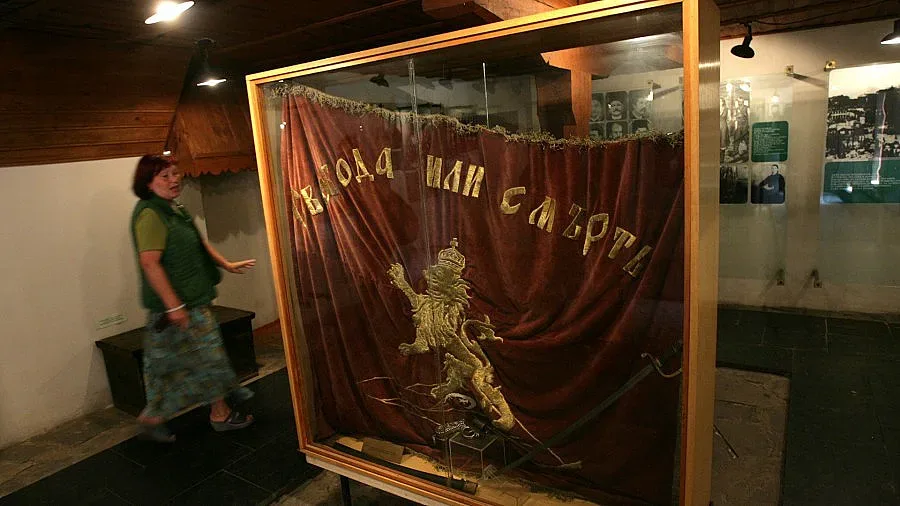 Знамето на Райна Княгиня се връща на сцената: Панагюрище подари точна реплика на театъра в Пловдив