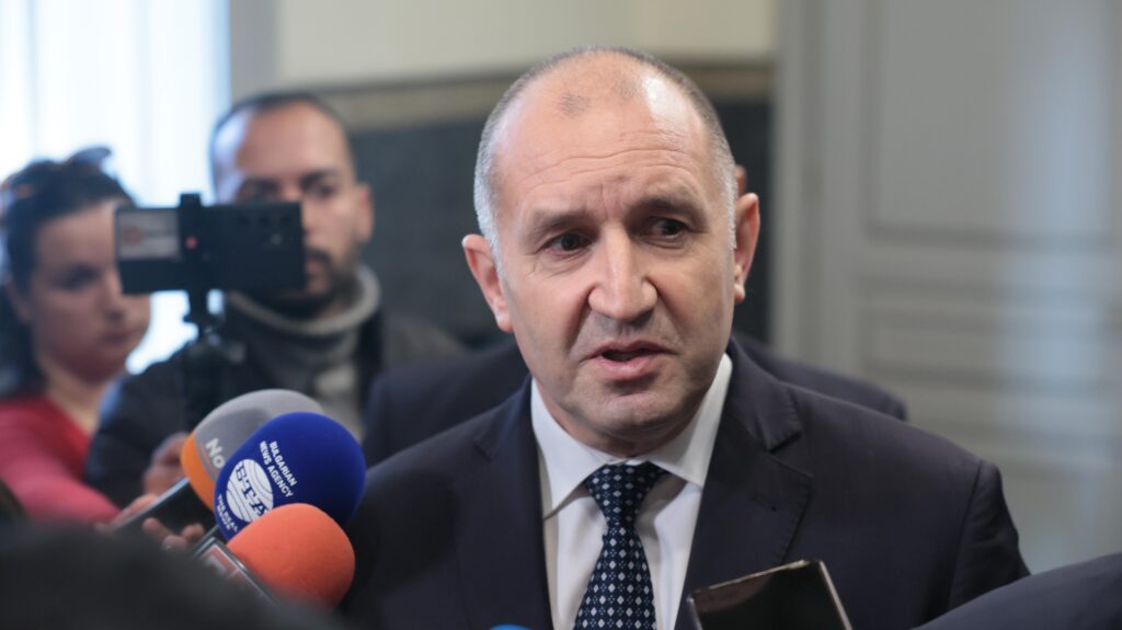 Радев: България е изправена пред тежки изпитания, кабинетът трябва да спре да омаловажава кризата