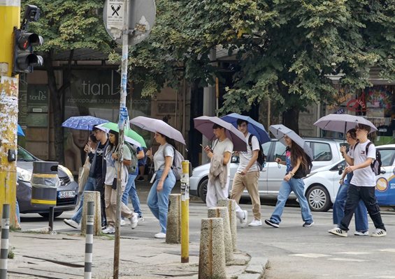 Пловдив тръгва със слънце, но идват превалявания: Гръмотевици и риск от градушки в страната